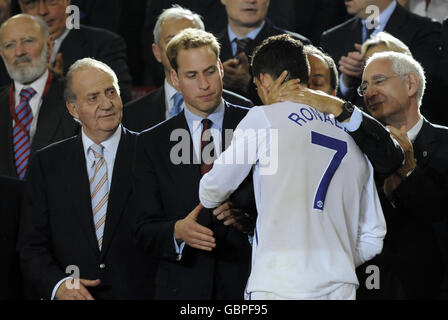 Il presidente dell'UEFA Michel Platini conconsole Cristiano Ronaldo del Manchester United con il Principe William (al centro) e il Re Carlos di Spagna (a sinistra) durante la finale della UEFA Champions League allo Stadio Olimpico di Roma. Foto Stock