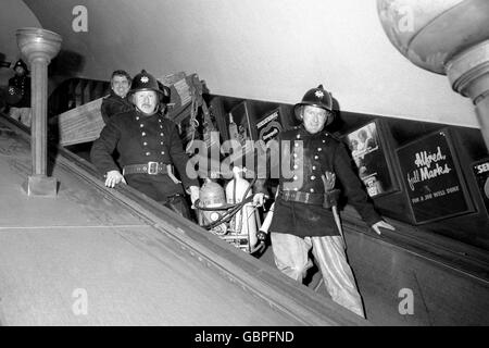 Vigili del fuoco che hanno portato le bombole di ossigeno alla scena di scontro alla stazione della metropolitana Moorgate, dopo che un treno di metropolitana si è schiantato attraverso i buffer e in una parete di fondo. Foto Stock