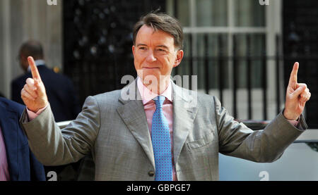 Il segretario alle imprese Peter Mandelson incontra i nuovi acquirenti di automobili che hanno utilizzato il sistema di rottamazione del governo a Downing Street, nel centro di Londra. Foto Stock