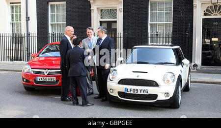 Il primo ministro Gordon Brown e il segretario alle imprese Peter Mandelson incontrano i nuovi acquirenti di automobili che hanno utilizzato il programma di rottamazione del governo a Downing Street, nel centro di Londra. Foto Stock