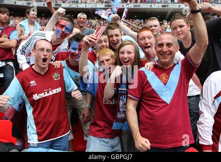 Calcio - Coca-Cola Football League Championship - Gioca - finale - Burnley v Sheffield United - Wembley Stadium. I fan di Burnley festeggiano negli stand Foto Stock