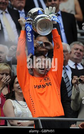 Calcio - fa Cup - finale - Chelsea v Everton - Stadio di Wembley. Il portiere del Chelsea Petr Cech festeggia negli stand con il Trofeo fa Cup Foto Stock