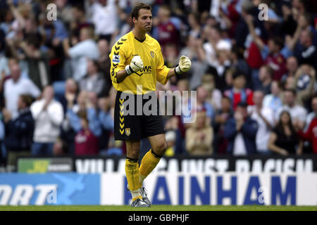 Calcio - fa Barclays Premiership - Aston Villa / Newcastle United. Thomas Sorensen, portiere di Aston Villa, celebra il 4° agianst Aston Villa Goal Newcastle United Foto Stock