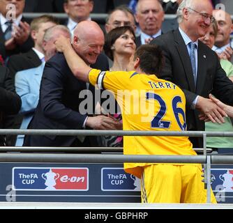 Il Chief Executive di Chelsea Peter Kenyon (a sinistra) festeggia con il capitano John Terry mentre raccoglie la medaglia dei suoi vincitori Foto Stock