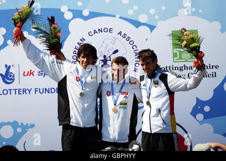 Michal Martikan (al centro), medaglia d'oro della Slovacchia, con Alexander Slafkovsky, medaglia d'argento, e Jan Benzien, medaglia di bronzo, dopo la C1 finale maschile, durante i Campionati europei di slalom a Holme Pierrepont, Nottingham. Foto Stock