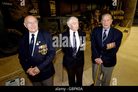 Veterani della Normandia (sinistra - destra) Robert Shaw, Royal Navy, Thomas Layton, Royal Navy, e Victor Steward, 8th Army, alla mostra Normandia presso l'Imperial War Museum di Duxford, Cambridgeshire. Foto Stock