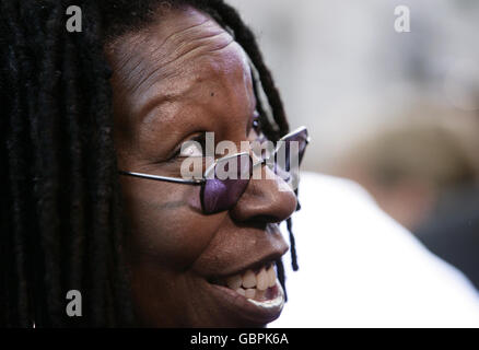 Whoopi Goldberg arriva per la notte stampa di Sister Act: Il Musical al London Palladium nel centro di Londra. Foto Stock