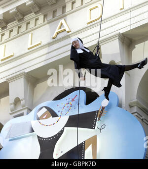 Le monache abseil fuori del teatro, durante la notte stampa di Sister Act: Il Musical al London Palladium nel centro di Londra. Foto Stock