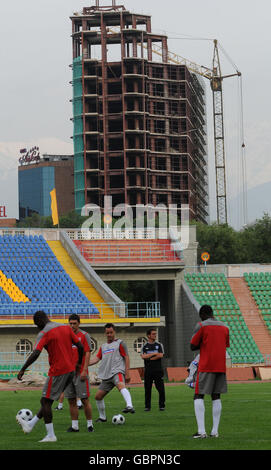 Calcio - Coppa del Mondo FIFA 2010 - turno di qualificazione - Gruppo sei - Kazakistan v Inghilterra - Inghilterra sessione di formazione - Central Stadium Foto Stock