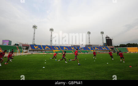 Giocatori inglesi durante una sessione di allenamento al Central Stadium di Almaty, Kazakistan. Foto Stock