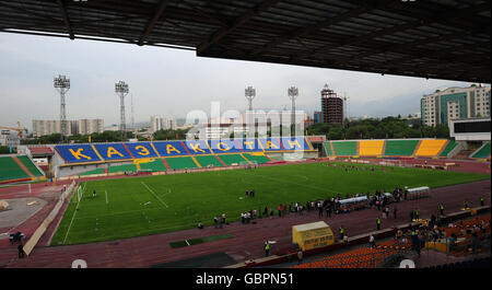 Giocatori inglesi durante una sessione di allenamento al Central Stadium di Almaty, Kazakistan. Foto Stock