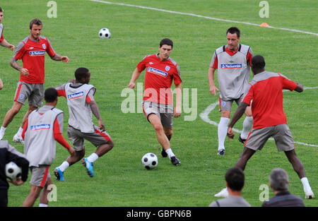 Calcio - Coppa del Mondo FIFA 2010 - turno di qualificazione - Gruppo sei - Kazakistan v Inghilterra - Inghilterra sessione di formazione - Central Stadium Foto Stock