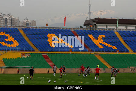 Giocatori inglesi durante una sessione di allenamento al Central Stadium di Almaty, Kazakistan. Foto Stock