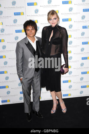 Jamie Cullum e Sophie Dahl arrivano per la cena di gala annuale della Raisa Gorbachev Foundation a Hampton Court, Richmond upon Thames, nel sud-ovest di Londra. Foto Stock