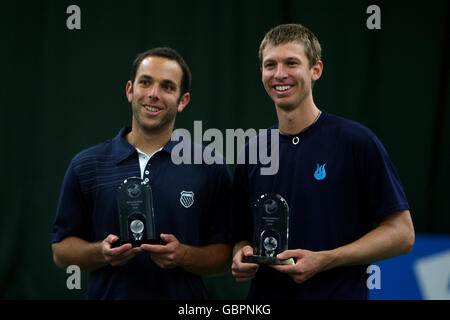 USA Eric Butorac (r) e Scott Lipsky (l) festeggiano con I loro trofei dopo aver vinto il Trofeo Aegon Foto Stock