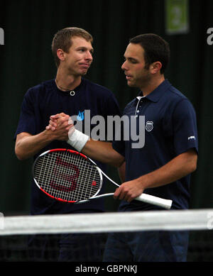 L-R; Eric Butorac degli Stati Uniti celebra la loro vittoria con il partner del doppio Scott Lipsky dopo aver vinto il Trofeo Aegon Foto Stock