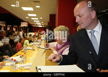 Il candidato di Libertas Declan Ganley, a destra, guarda il conteggio dei voti nelle elezioni europee per la Regione Nord Ovest proiettato al TF Royal Hotel and Theatre a Castlebar Co. Mayo. Foto Stock