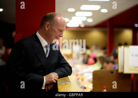 Il candidato Libertas Declan Ganley guarda il conteggio dei voti nelle elezioni europee per la regione nord-occidentale cast al TF Royal Hotel and Theatre a Castlebar Co. Mayo. Foto Stock