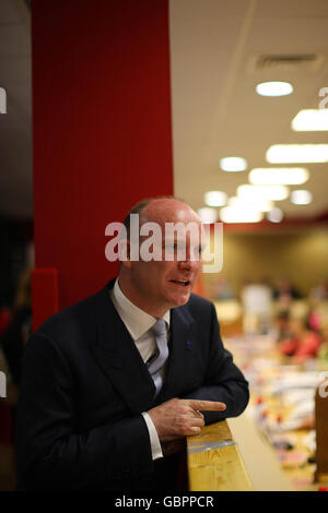 Il candidato Libertas Declan Ganley guarda il conteggio dei voti nelle elezioni europee per la regione nord-occidentale cast al TF Royal Hotel and Theatre a Castlebar Co. Mayo. Foto Stock