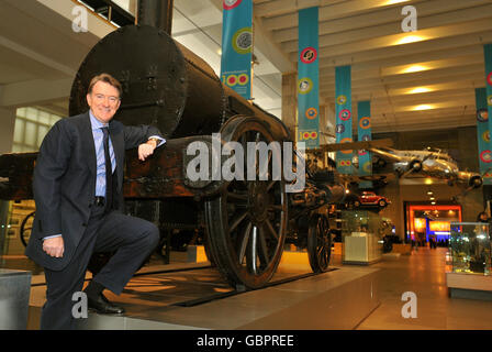 Lord Mandelson si affaccia sul fronte del famoso "Rocket" di George Stephenson, la locomotiva del 1829, durante una fotocellula per celebrare il 100° anniversario del Museo della Scienza nel centro di Londra, questa mattina. Foto Stock