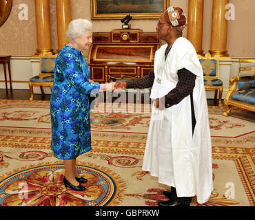La regina riceve i rappresentanti a Buckingham Palace Foto Stock