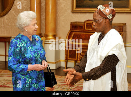 La Regina Elisabetta II della Gran Bretagna riceve l'ambasciatore del Benin, Albert Agossou, dopo aver presentato le sue credenziali durante un'udienza privata a Buckingham Palace. Foto Stock