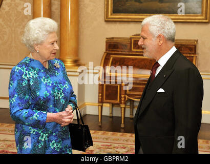 La Regina Elisabetta II della Gran Bretagna riceve sua Eccellenza il Commissario per Malta, Joeseph Zammit Tabona, dopo aver presentato le sue credenziali durante un'udienza privata a Buckingham Palace. Foto Stock