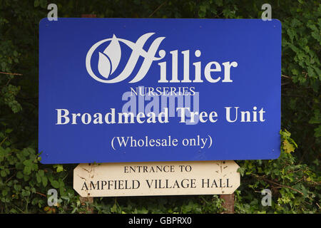 Vista generale del cartello di Hillier Nurseries vicino a Romsey, Hampshire. Gli alberi dei vivai formeranno il Parco Olimpico di Stratford, a est di Londra. Foto Stock