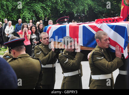 La famiglia e gli amici del soldato britannico ucciso Sapper Jordan Rossi seguono la sua bara durante i funerali tenuti alla Saltaire United Reform Church di Bradford. Foto Stock