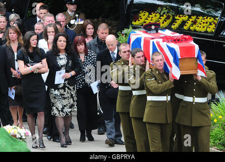 La famiglia e gli amici del soldato britannico ucciso Sapper Jordan Rossi seguono la sua bara durante i funerali tenuti alla Saltaire United Reform Church di Bradford. Foto Stock