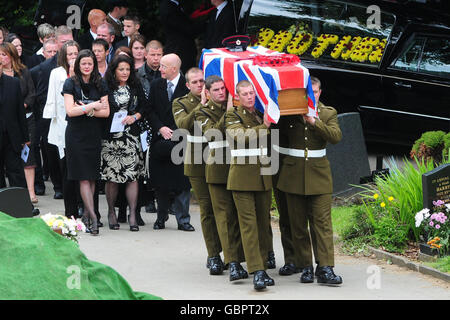 La famiglia e gli amici del soldato britannico ucciso Sapper Jordan Rossi seguono la sua bara durante i funerali tenuti alla Saltaire United Reform Church di Bradford. Foto Stock