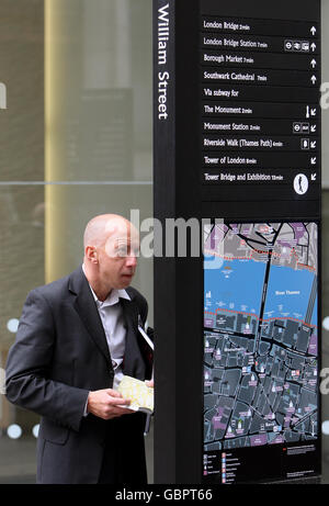 Un uomo legge una A-Z alla stazione Monument Underground, nel centro di Londra, mentre uno sciopero di 48 ore da parte dell'Unione RMT causa un'interruzione diffusa della metropolitana di Londra. Foto Stock