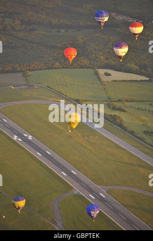 Le mongolfiere si sollevano dalla pista principale dell'Aeroporto Internazionale di Bristol per la prima volta nella storia dell'aeroporto e sorvolano il Sud Ovest al sole della mattina presto. Foto Stock