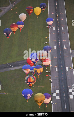 Le mongolfiere si sollevano dalla pista principale dell'Aeroporto Internazionale di Bristol per la prima volta nella storia dell'aeroporto e sorvolano il Sud Ovest al sole della mattina presto. Foto Stock