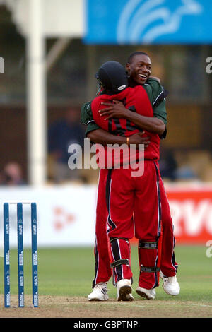 Cricket - ICC Champions Trophy 2004 - Inghilterra contro Zimbabwe. Vusimuzi Sibanda dello Zimbabwe si congratula per aver catturato il cazzo del Vikram Solanki d'Inghilterra dal suo capitano Tatenda Taibu Foto Stock