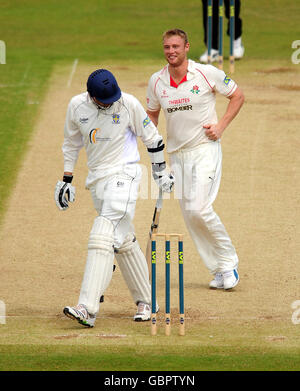 Andrew Flintoff del Lancashire celebra il lancio del primo pallone Steve Harmison di Durham durante la partita del campionato della contea di LV a Riverside, Chester-le-Street. Foto Stock