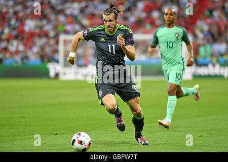 Lione, Francia. 6 Luglio, 2016. Gareth Bale le tasse in avanti per il Galles durante la prima metà dell'Euro 2016 Semi-Final tra il Portogallo e il Galles al Parc Olympique Lione Lione in Francia questa sera. Credito: Phil Rees/Alamy Live News Foto Stock