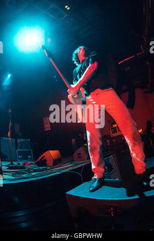 Milano, Italia. 6 Luglio, 2016. La British band alternative rock YAK suona dal vivo all'Alcatraz apertura della mostra dell'ultimo shadow puppets Credito: Rodolfo Sassano/Alamy Live News Foto Stock