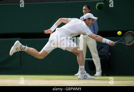 Londra, Regno Unito. 6 Luglio, 2016. Il torneo di Wimbledon Tennis Championships 2016 tenutosi presso il All England Lawn Tennis e Croquet Club di Londra, Inghilterra, Regno Unito. Andy Murray (GBR) [2] v Tsonga Jo-Wilfried (FRA) [12]. Gentlemen's Quarti di Finale, Centre Court. Credito: Duncan Grove/Alamy Live News Foto Stock