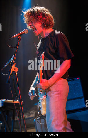 Milano, Italia. 6 Luglio, 2016. La British band alternative rock YAK suona dal vivo all'Alcatraz apertura della mostra dell'ultimo shadow puppets Credito: Rodolfo Sassano/Alamy Live News Foto Stock