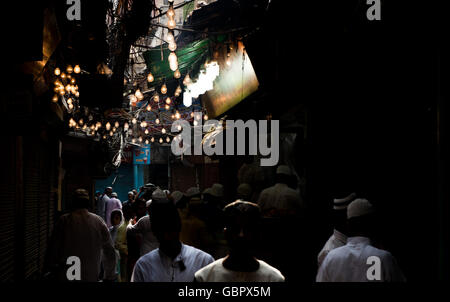 New Delhi, India. 7 Luglio, 2016. Le lampadine sono accesi come festival di decorazione su una strada nella città vecchia di New Delhi, India, il 7 luglio 2016. I musulmani in più parti dell India è iniziata la celebrazione per l'Eid al-Fitr Giovedì, che segna la fine del islamica del mese sacro del Ramadan. Credito: Bi Xiaoyang/Xinhua/Alamy Live News Foto Stock