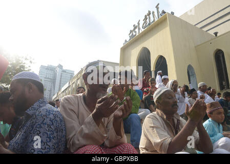 Dacca in Bangladesh. 7 Luglio, 2016. I musulmani del Bangladesh offrire preghiere alla Moschea Nazionale durante l'Eid al-Fitr festival a Dhaka, nel Bangladesh, Luglio 7, 2016. Eid al-Fitr festival segna la fine della islamico sacro mese del Ramadan. Credito: Shariful Islam/Xinhua/Alamy Live News Foto Stock