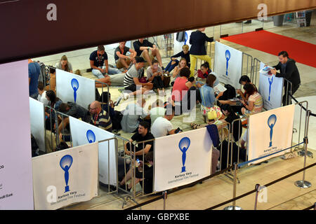 Karlovy Vary, Repubblica Ceca. 06 Luglio, 2016. Atmosfera durante la cinquantunesima Karlovy Vary Film Festival Internazionale di Karlovy Vary, Repubblica Ceca, Luglio 6, 2016. © Slavomir Kubes/CTK foto/Alamy Live News Foto Stock