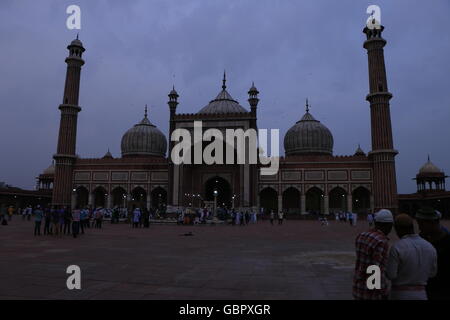 Nuova Delhi, India. 6 Luglio 2016. Colpo di Jama Masjid in occasione di Eid. Persone che pregano alla Moschea di Jama Masjid sull'EID dopo il mese santo del Ramadan. La famosa moschea di Delhi - Jama MASJID nella VECCHIA DELHI, INDIA Foto Stock