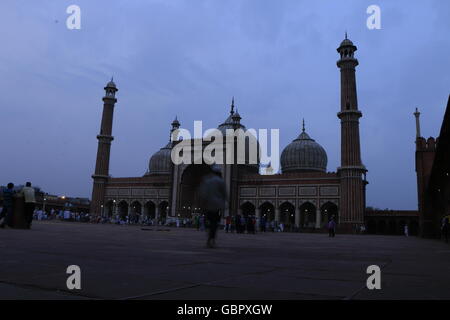 Nuova Delhi, India. 6 Luglio 2016. Colpo di Jama Masjid in occasione di Eid. Persone che pregano alla Moschea di Jama Masjid sull'EID dopo il mese santo del Ramadan. La famosa moschea di Delhi - Jama MASJID nella VECCHIA DELHI, INDIA Foto Stock