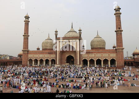 Nuova Delhi, India. 6 Luglio 2016. Colpo di Jama Masjid in occasione di Eid. Persone che pregano alla Moschea di Jama Masjid sull'EID dopo il mese santo del Ramadan. La famosa moschea di Delhi - Jama MASJID nella VECCHIA DELHI, INDIA Foto Stock