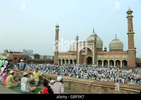 Nuova Delhi, India. 6 Luglio 2016. Colpo di Jama Masjid in occasione di Eid. Persone che pregano alla Moschea di Jama Masjid sull'EID dopo il mese santo del Ramadan. La famosa moschea di Delhi - Jama MASJID nella VECCHIA DELHI, INDIA Foto Stock