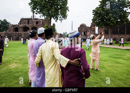 New Delhi, India. 7 Luglio, 2016. Una famiglia prendendo un selfie la mattina del -l'Eid Al Fitr alla Feroz Shah Kotala fort Credito: Abhishek Bali/Alamy Live News Foto Stock