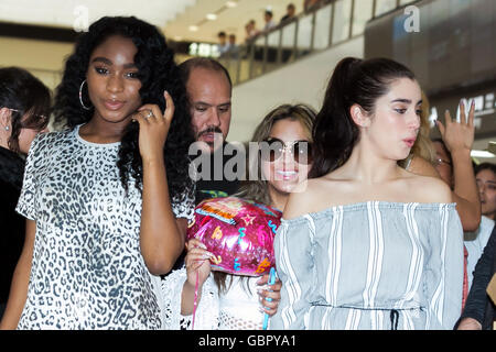 Tokyo, Giappone. 7 Luglio, 2016. (L a R) Normani Hamilton, alleato di Brooke e Lauren Jauregui, i membri dell'American cinque pezzi ragazza quinto gruppo armonia, arrivano all'Aeroporto Internazionale Narita il 7 luglio 2016, Chiba, Giappone. Quinta l'armonia sono in Giappone per la prima volta a promuovere il loro nuovo brano Lavorare da casa. Quinto armonia volato 25 ore da Sau Paulo in Giappone dopo aver terminato il loro tour del Sud America. Credito: Rodrigo Reyes Marin/AFLO/Alamy Live News Foto Stock