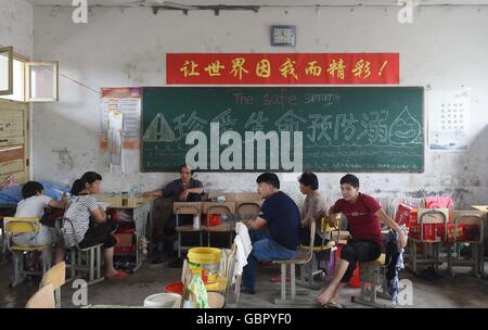 Tongcheng, cinese della provincia di Anhui. 7 Luglio, 2016. Le persone colpite dall alluvione sono visti in un aula in Kongcheng middle school di Kongcheng township di Tongcheng City, est cinese della provincia di Anhui, Luglio 7, 2016. La scuola media è diventata un temporaneo rifugio per la popolazione locale colpita dall alluvione che ha colpito la cittadina di recente. Credito: Wu Xiaoling/Xinhua/Alamy Live News Foto Stock